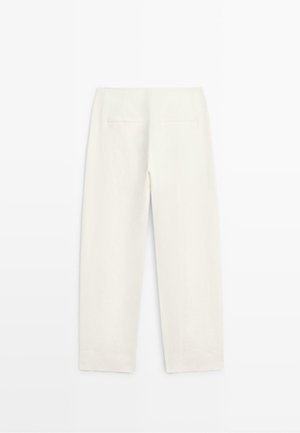 Hvide lige bukser med to baglommer, vist fladt og set bagfra.