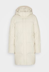 Manteau rembourré de couleur crème avec capuche, doté d'un design matelassé et d'une coupe droite. Fabriqué en tissu léger et doux.