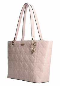Sac cabas matelassé rose avec texture lisse, double anses, quincaillerie dorée et un porte-clés en accent. Présente une bordure noire le long de la base.