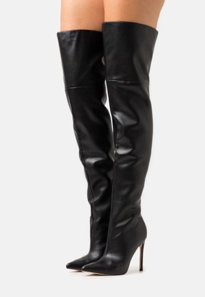 Sorte læder over-knæ støvler med spids tå og høj stiletto hæl, med glat tekstur og ingen synlig hardware.