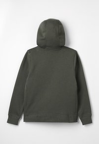 Tmavě zelená mikina s kapucí, hladkého materiálu, s dlouhými rukávy a klokaními kapsami. Disponuje jednoduchým дизайnem a zesílenými švy.