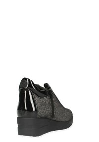 Sneaker nere con tacco in vernice lucida e tomaia in tessuto testurizzato, dotate di una cerniera laterale e suola platform nera chunky.