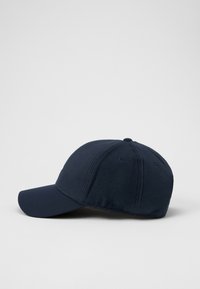 Dunkelblaue Baseballmütze aus weichem Fleece-Material mit einem geschwungenen Schild, sechs Paneelen und Belüftungsöffnungen an den Seiten.