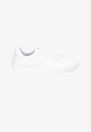 Białe skórzane sneakersy o gładkiej fakturze, niskim profilu, okrągłym nosku i sześcioma przelotkami. Posiadają tonowaną gumową podeszwę oraz stębnowane detale.