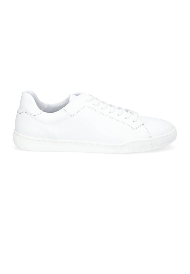Białe skórzane sneakersy o gładkiej fakturze, niskim profilu, okrągłym nosku i sześcioma przelotkami. Posiadają tonowaną gumową podeszwę oraz stębnowane detale.