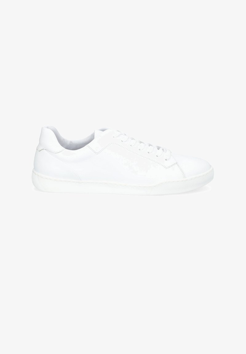 Białe skórzane sneakersy o gładkiej fakturze, niskim profilu, okrągłym nosku i sześcioma przelotkami. Posiadają tonowaną gumową podeszwę oraz stębnowane detale.