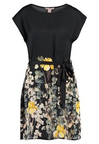 Vestido negro de manga corta con un patrón floral en la parte inferior, que presenta flores amarillas, azules y blancas, y un cinturón atado en la cintura.