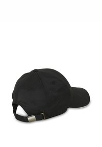 Gorra de béisbol negra con visera curvada, hecha de algodón, con una correa ajustable en la parte trasera con herrajes de metal para el ajuste del tamaño.