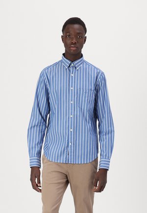 Camisa abotonada a rayas azul y blanca con cuello, mangas largas y un bolsillo en el pecho izquierdo. La tela parece suave con un ligero brillo.