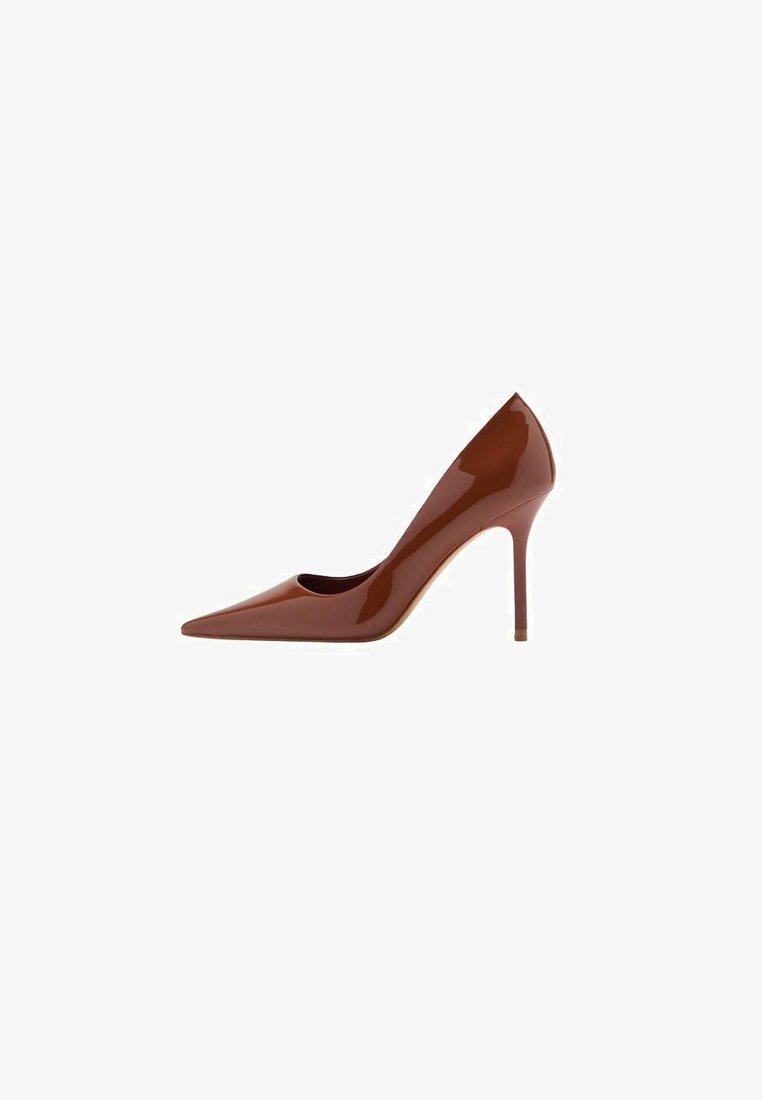 Chaussure à talon aiguilles brun brillant à bout pointu avec un talon fin sur fond blanc.