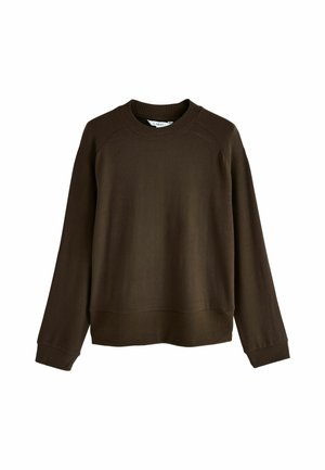 Suéter marrón de manga larga con cuello redondo, puños y dobladillo acanalados, hecho de tela suave, exhibido sobre un fondo blanco.