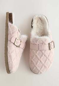 Rosa, gesteppt, flauschige Clogs zum Hineinschlüpfen mit einem weichen, weißen Innenfutter und verstellbarem Schnallenriemen. Gummisohlen sorgen für Langlebigkeit.