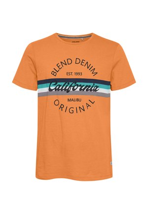 Camiseta de algodón naranja con mangas cortas, que presenta un cuello redondo y un diseño gráfico con texto y acentos de colores a rayas en azul, blanco y gris.