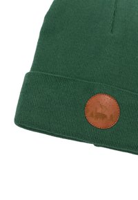 Zielona dziana czapka z zawiniętym brzegiem oraz okrągłą, brązową skórzaną łatą z detalami wzoru lasu i niedźwiedzia.