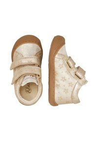 Scarpe per bambini in oro con motivo floreale, materiale superiore lucido, due cinturini in Velcro e suole in gomma marrone chiaro.