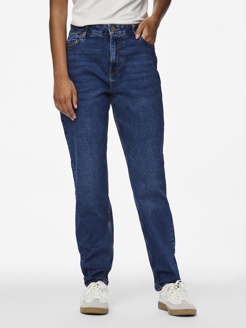 Mørkeblå denimjeans med høy midje, rett benform, fem lommer og kontrastsøm, kombinert med hvite sneaker.