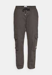 Mørkegrå cargo-bukser med elastisk midje, snøring, sidelommer, og trykknappdetaljer langs beina. Laget av et lett materiale.