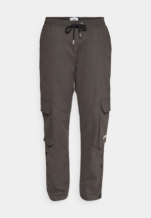 Dunkelgraue Cargo-Hosen mit elastischem Bund, Kordelzug, Seitentaschen und Druckknopfdetails entlang der Beine. Hergestellt aus einem leichten Stoff.