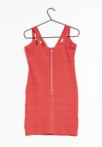 Rød bodycon kjole med vertikal ribbet tekstur, featuring en frontlynlås og brede stropper, vist på en sort bøjle mod en hvid baggrund.