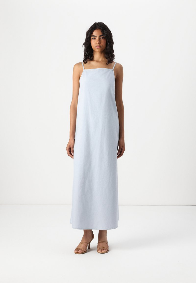 Ανοιχτό μπλε, χωρίς μανίκια μάξι φόρεμα με τετράγωνη λαιμόκοψη, κατασκευασμένο από λείο ύφασμα, με χαλαρή εφαρμογή και πλαϊνές σχισμές για εύκολη κίνηση.