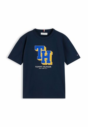 Granatowy t-shirt z krótkim rękawem z dużymi niebieskimi i żółtymi literami 3D TH oraz tekstem "Tommy Hilfiger New York City" na przodzie.