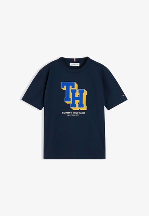 Granatowy t-shirt z krótkim rękawem z dużymi niebieskimi i żółtymi literami 3D TH oraz tekstem "Tommy Hilfiger New York City" na przodzie.