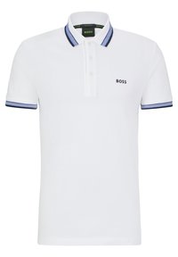 T-shirt polo blanc avec une patte de boutonnage à trois boutons, rayures contrastantes bleu et marine sur le col et les manches, portant un petit logo 'BOSS' sur la poitrine.