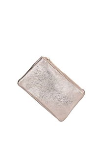 Clutch metálico en color rosa dorado con una superficie texturizada, cierre de cremallera y forma rectangular. Presenta sutiles acentos brillantes.
