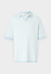 Ανοιχτό μπλε πόλο μπλουζάκι κοντομάνικο με υφασμάτινο σχέδιο, V- λαιμόκοψη και αντίθετη ανοιχτό μπλε γιακά και μανσέτες.