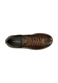 Sneaker in pelle marrone con punta arrotondata, lacci piatti e fodera interna testurizzata. Presenta un logo discreto sulla soletta.
