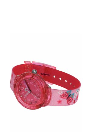 Analoge Kinderarmbanduhr mit rotem glitzerndem Gehäuse, pinkem Zifferblatt und einem Stoffarmband mit bunten Schmetterlingen und Blumen.
