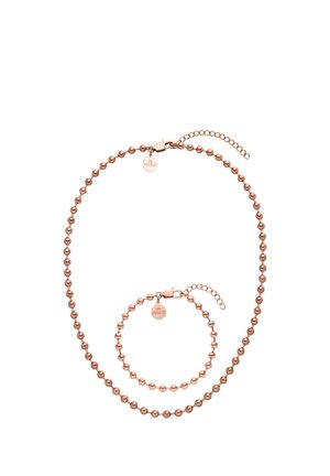 Roségold Perlenkette und passendes Armband mit runden Verschlüssen und kleinen gebrandeten Anhängern auf weißem Hintergrund.