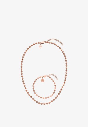 Roségold Perlenkette und passendes Armband mit runden Verschlüssen und kleinen gebrandeten Anhängern auf weißem Hintergrund.