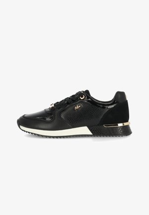 Zapatillas negras con material brillante y texturizado, con una suela blanca, detalles en dorado y un diseño elegante con cordones en la parte delantera.