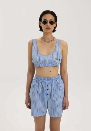 Blauw gestreepte crop top en shorts set met een comfortabele pasvorm; heeft een ronde hals, elastische tailleband en knopen aan de voorkant.