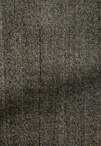 Šedá látka s texturovaným povrchem, která má jemný vzor vláken. Mezi jejími výraznými detaily se nachází mírný lesk, měkký vzhled a tkaný design.