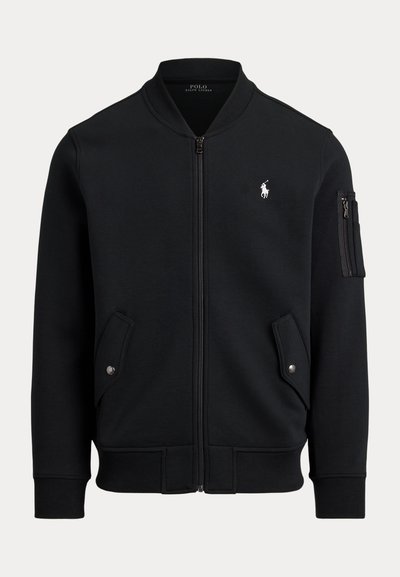 Mustast lukuga bomberjakk soonikkoelise krae, mansettide ja äärega, kaks eesmist trukiga taskut, lukuga varrukatasku ja väike valge Polo Ralph Lauren logo.