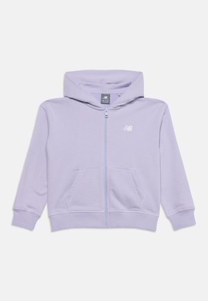 Jasnofioletowa bluza z kapturem na zamek, z przednimi kieszeniami, ściągaczami przy mankietach i u dołu oraz małym białym logo New Balance na lewej piersi.