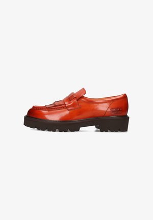 Leren loafers met een levendige oranje afwerking, voorzien van een band met een gesp, dikke bruin getextureerde zool en klassieke moccasin-stiksel.