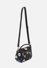 Mustalla olkalaukulla, jossa on valkoisia ja sinisiä kukkakuoseja. Varustettu yläkahvalla, säädettävällä olkahihnalla ja edessä olevalla vetoketjullisella taskulla. Sileä pinta.