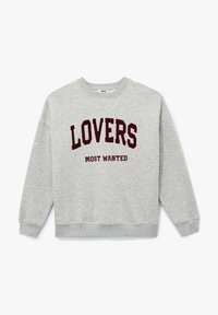 Lichtgrijze sweatshirt met ronde hals met maroen tekst "LOVERS" in grote letters en "MOST WANTED" daaronder in kleinere letters.