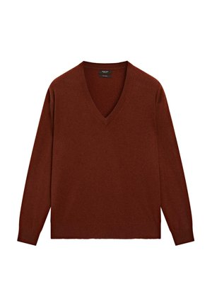 V-hals trui in donker roestkleur, gemaakt van zacht materiaal. Heeft lange mouwen en een geribbelde zoom met een ontspannen pasvorm. Minimalistisch ontwerp.