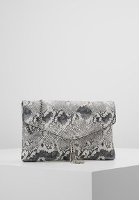 Käärmekuvioinen laukku harmaana ja mustana hopeaketjuhihnalla. Siinä on läppäsuljin ja koristeellinen tupsukoriste. Pinta on teksturoitu.