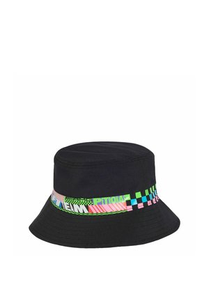 Cappello a secchiello nero con fascia colorata decorata con testo e motivi a scacchi intorno alla base della corona.