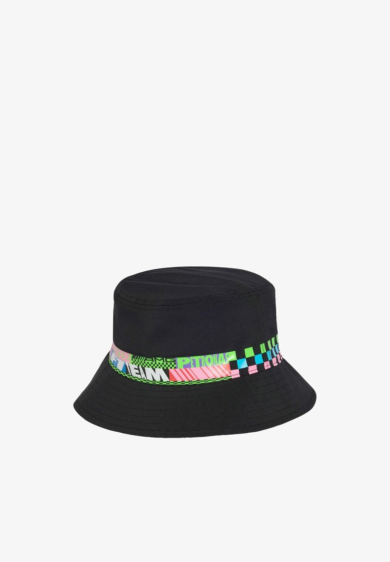 Sombrero tipo bucket negro con banda colorida y estampada que presenta texto y diseños a cuadros alrededor de la base de la copa.