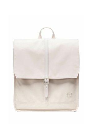 Sac à dos rectangulaire minimaliste blanc cassé avec rabat supérieur et fermeture à boucle, comportant un petit logo embossé de Herschel Supply Company en bas à droite.