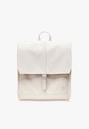 Sac à dos rectangulaire minimaliste blanc cassé avec rabat supérieur et fermeture à boucle, comportant un petit logo embossé de Herschel Supply Company en bas à droite.