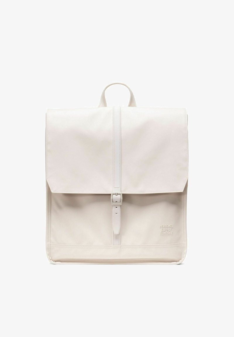 Sac à dos rectangulaire minimaliste blanc cassé avec rabat supérieur et fermeture à boucle, comportant un petit logo embossé de Herschel Supply Company en bas à droite.