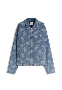 Jachetă din denim albastru, cu fermoar și guler, buzunar pe piept, buzunare laterale și un model abstract de print estompat pe întreaga suprafață.
