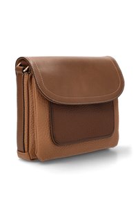 Bolso cruzado de cuero marrón con una solapa lisa, cuerpo texturizado, bolsillo frontal y costuras en contraste, diseñado para uso casual.